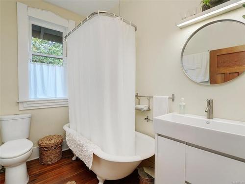 1414 Vining St, Victoria, BC - Indoor Photo Showing Bathroom