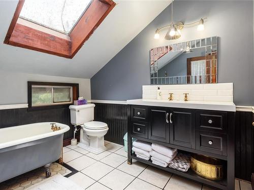 1589 Seaview Rd, Black Creek, BC - Indoor Photo Showing Bathroom