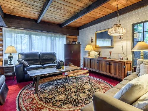 1589 Seaview Rd, Black Creek, BC - Indoor Photo Showing Living Room