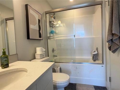 201-525 3Rd St, Nanaimo, BC - Indoor Photo Showing Bathroom