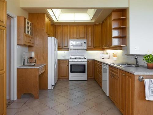 1120 Ormonde Rd, Qualicum Beach, BC - Indoor Photo Showing Kitchen With Double Sink
