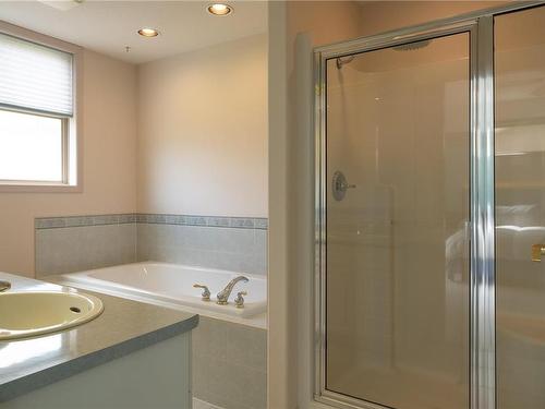 1120 Ormonde Rd, Qualicum Beach, BC - Indoor Photo Showing Bathroom