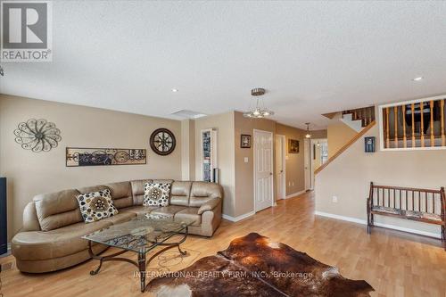 167 Gatwick Drive, Oakville, ON - Indoor Photo Showing Living Room