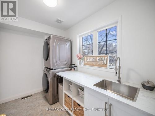 #3 -15 West Deane Park Dr W, Toronto, ON - Indoor Photo Showing Laundry Room
