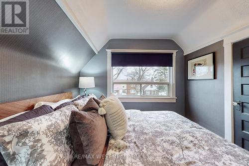 29 Hillside Ave, Toronto, ON - Indoor Photo Showing Bedroom