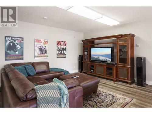 4069 Westside Road N, West Kelowna, BC - Indoor Photo Showing Living Room