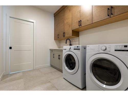 1538 Cedar Street, Golden, BC - Indoor Photo Showing Laundry Room