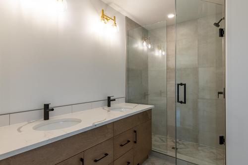 1538 Cedar Street, Golden, BC - Indoor Photo Showing Bathroom