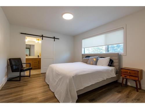 1538 Cedar Street, Golden, BC - Indoor Photo Showing Bedroom