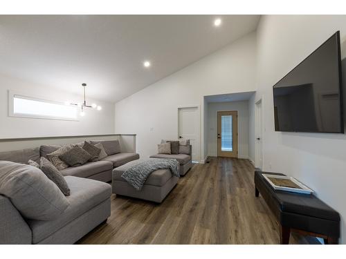 1538 Cedar Street, Golden, BC - Indoor Photo Showing Living Room