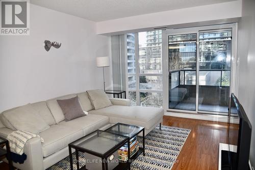 #612 -35 Hollywood Ave, Toronto, ON - Indoor Photo Showing Living Room