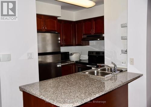 612 - 35 Hollywood Avenue, Toronto, ON - Indoor Photo Showing Kitchen With Double Sink