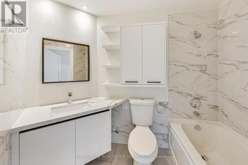 1703 - 1121 Bay Street, Toronto, ON - Indoor Photo Showing Bathroom