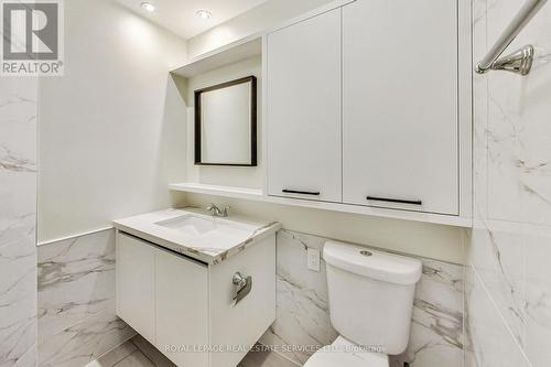 1703 - 1121 Bay Street, Toronto, ON - Indoor Photo Showing Bathroom