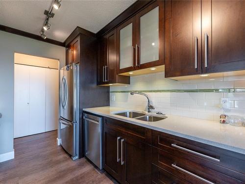 405-25 Government St, Victoria, BC - Indoor Photo Showing Kitchen With Double Sink