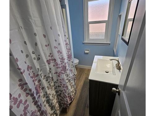 3562 10Th Ave, Port Alberni, BC - Indoor Photo Showing Bathroom