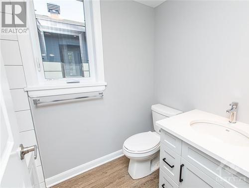 805 Maplewood Avenue Unit#B, Ottawa, ON - Indoor Photo Showing Bathroom