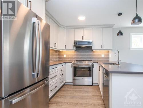 805 Maplewood Avenue Unit#B, Ottawa, ON - Indoor Photo Showing Kitchen With Upgraded Kitchen