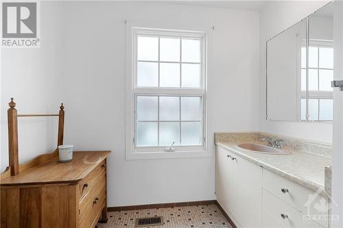857 Thorndale Drive, Ottawa, ON - Indoor Photo Showing Bathroom