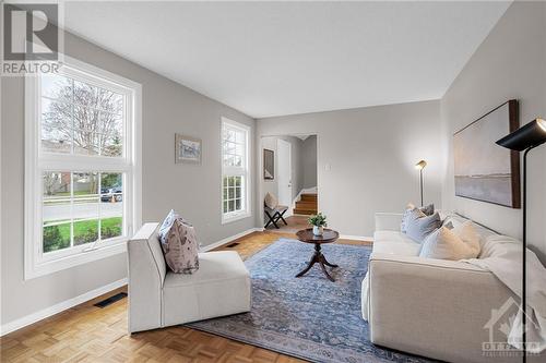 857 Thorndale Drive, Ottawa, ON - Indoor Photo Showing Living Room