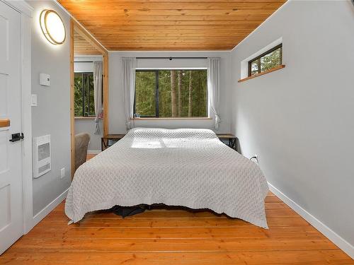 1706 Wooden Rd, Shawnigan Lake, BC - Indoor Photo Showing Bedroom