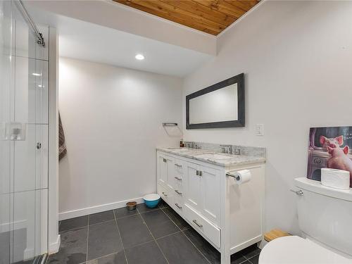 1706 Wooden Rd, Shawnigan Lake, BC - Indoor Photo Showing Bathroom