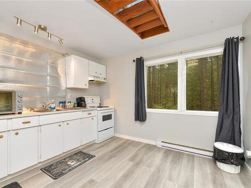 1706 Wooden Rd, Shawnigan Lake, BC - Indoor Photo Showing Kitchen