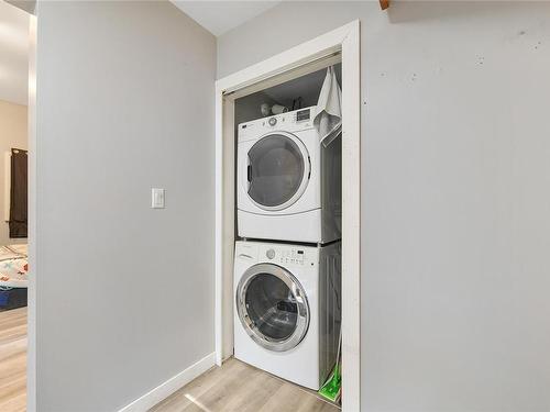 1706 Wooden Rd, Shawnigan Lake, BC - Indoor Photo Showing Laundry Room