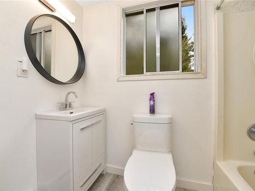 1706 Wooden Rd, Shawnigan Lake, BC - Indoor Photo Showing Bathroom