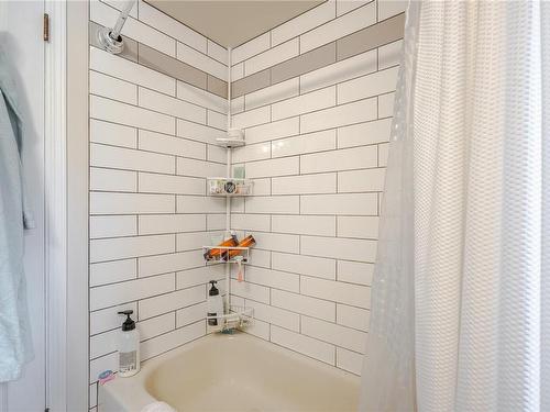 589 Kay St, Saanich, BC - Indoor Photo Showing Bathroom