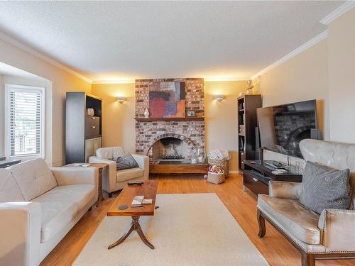 589 Kay St, Saanich, BC - Indoor Photo Showing Living Room With Fireplace