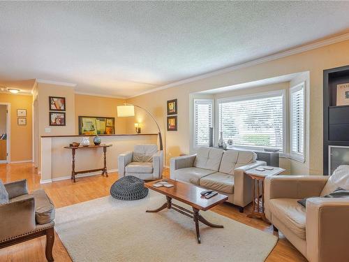 589 Kay St, Saanich, BC - Indoor Photo Showing Living Room