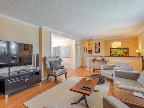 589 Kay St, Saanich, BC - Indoor Photo Showing Living Room