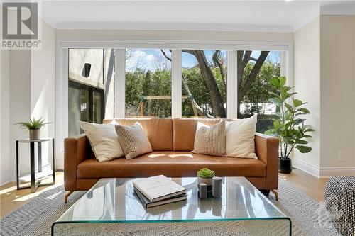 74 Villa Crescent, Ottawa, ON - Indoor Photo Showing Living Room