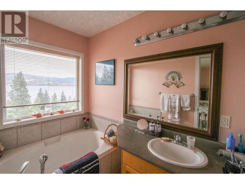 312 Uplands Drive, Kelowna, BC - Indoor Photo Showing Bathroom