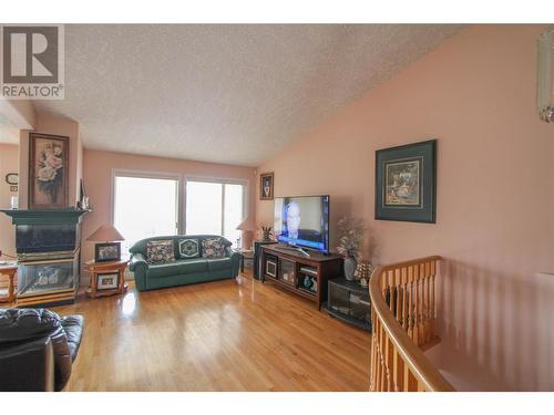 312 Uplands Drive, Kelowna, BC - Indoor Photo Showing Living Room