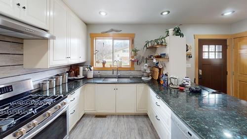 32 Mt Trinity Avenue, Fernie, BC - Indoor Photo Showing Kitchen