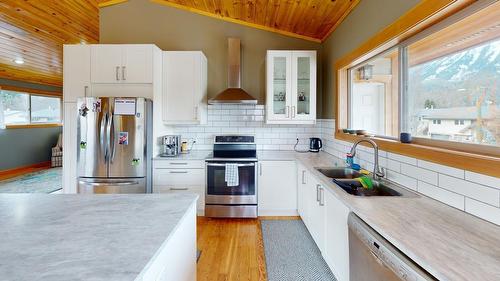 32 Mt Trinity Avenue, Fernie, BC - Indoor Photo Showing Kitchen