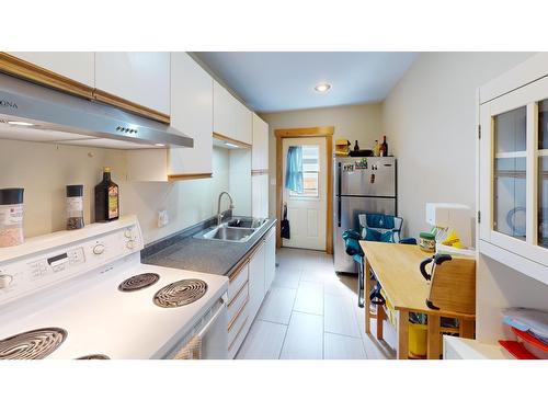 32 Mt Trinity Avenue, Fernie, BC - Indoor Photo Showing Kitchen With Double Sink