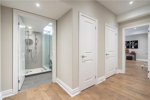 374 Woodworth Drive W, Hamilton, ON - Indoor Photo Showing Bathroom
