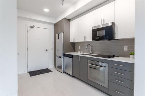 415 Main Street W|Unit #206, Hamilton, ON - Indoor Photo Showing Kitchen With Upgraded Kitchen