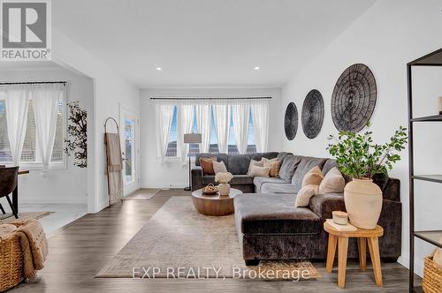 11715 Plank Road, Bayham, ON - Indoor Photo Showing Living Room