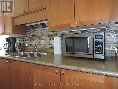 5 - 710 Neighbourhood Circle, Mississauga, ON - Indoor Photo Showing Kitchen With Double Sink