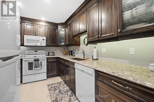 #32 -67 Linwell Rd, St. Catharines, ON - Indoor Photo Showing Kitchen With Double Sink