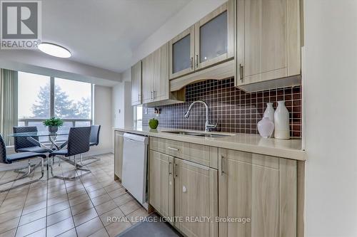 402 - 400 Mclevin Avenue, Toronto, ON - Indoor Photo Showing Kitchen