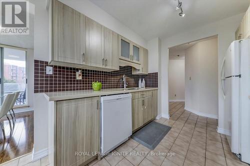 402 - 400 Mclevin Avenue, Toronto, ON - Indoor Photo Showing Kitchen