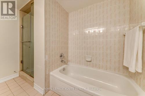 402 - 400 Mclevin Avenue, Toronto, ON - Indoor Photo Showing Bathroom