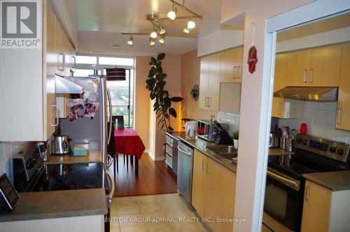 #Ph18 -3 Ellesmere St, Richmond Hill, ON - Indoor Photo Showing Kitchen