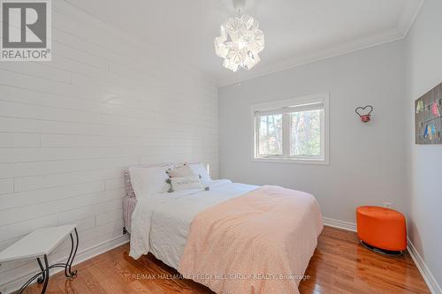 34 Camelot Sq, Barrie, ON - Indoor Photo Showing Bedroom
