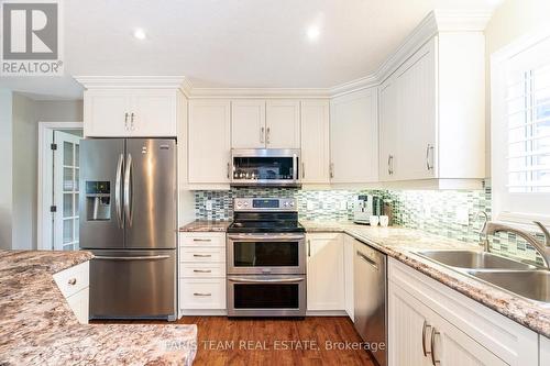 19 Grew Cres, Penetanguishene, ON - Indoor Photo Showing Kitchen With Double Sink With Upgraded Kitchen